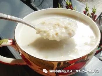 牛奶和燕麥片加在一起是有好處的,牛奶是一種含蛋白質豐富的食物,能夠