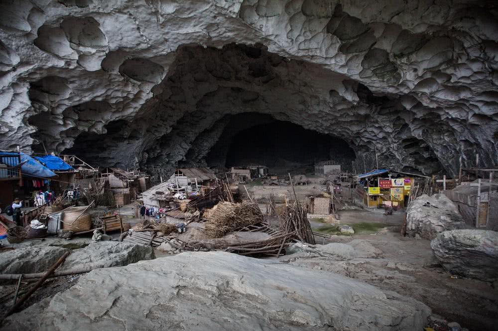 贵州原始洞穴村,几十户人住在山洞里,当地给新房子住也不愿搬走