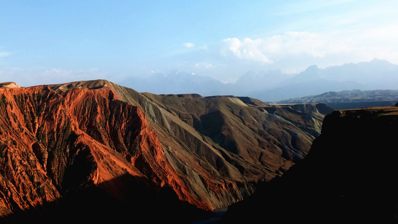 安集海大峽谷又名紅山大峽谷,位於新疆沙灣縣安集海鎮以西的天山北麓