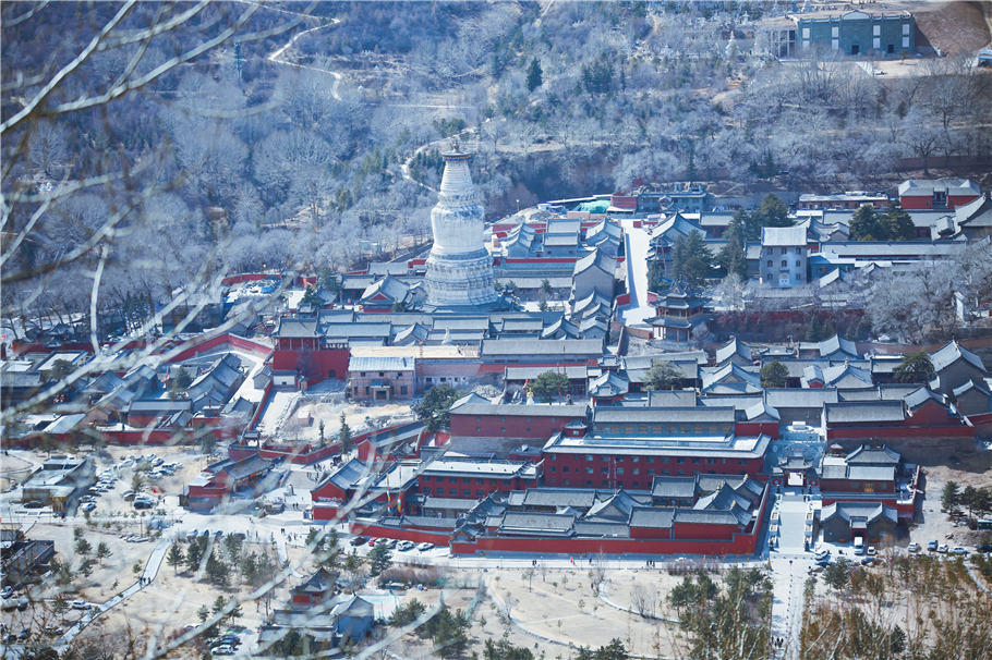 縱觀五臺山巒層疊,溝壑縱橫,谷河漫流,林木聳翠,盆地與山巒交錯,寺院