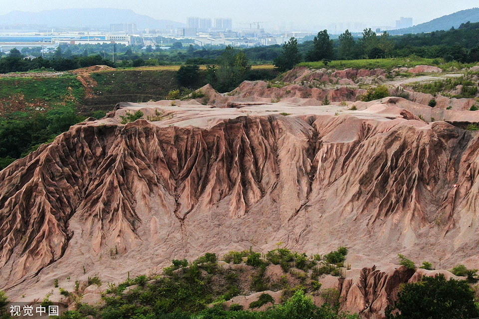 航拍南京一废弃沙矿 形似"雅丹地貌"