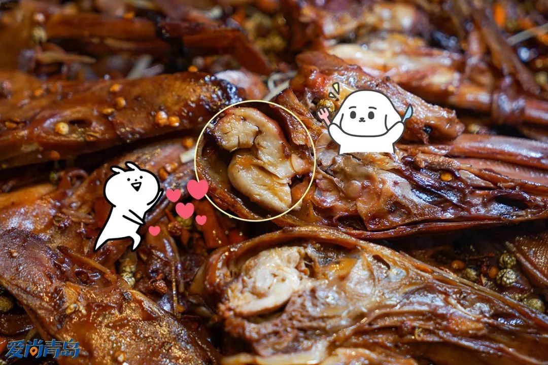 口舌生香咀嚼的时候汤汁全部从缝隙中跑了出来连鸭脑都渗进了调料和