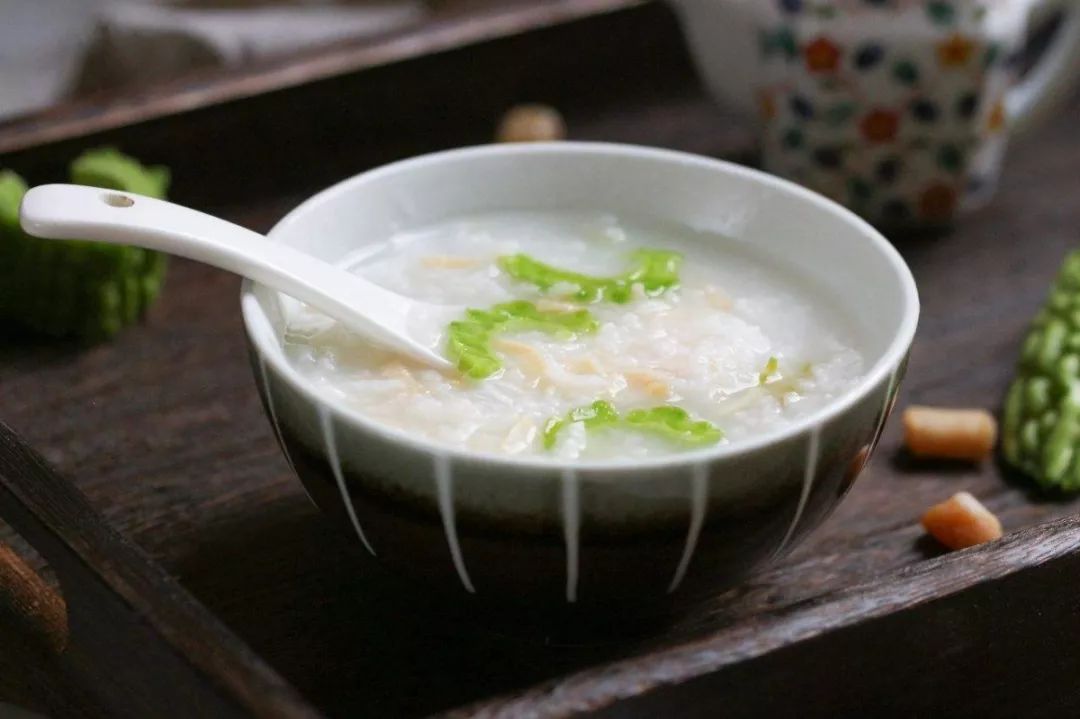 羊肾苦瓜粥材料:羊肾1个,羊肉,苦瓜各100克,枸杞子30克,大枣50克,调味