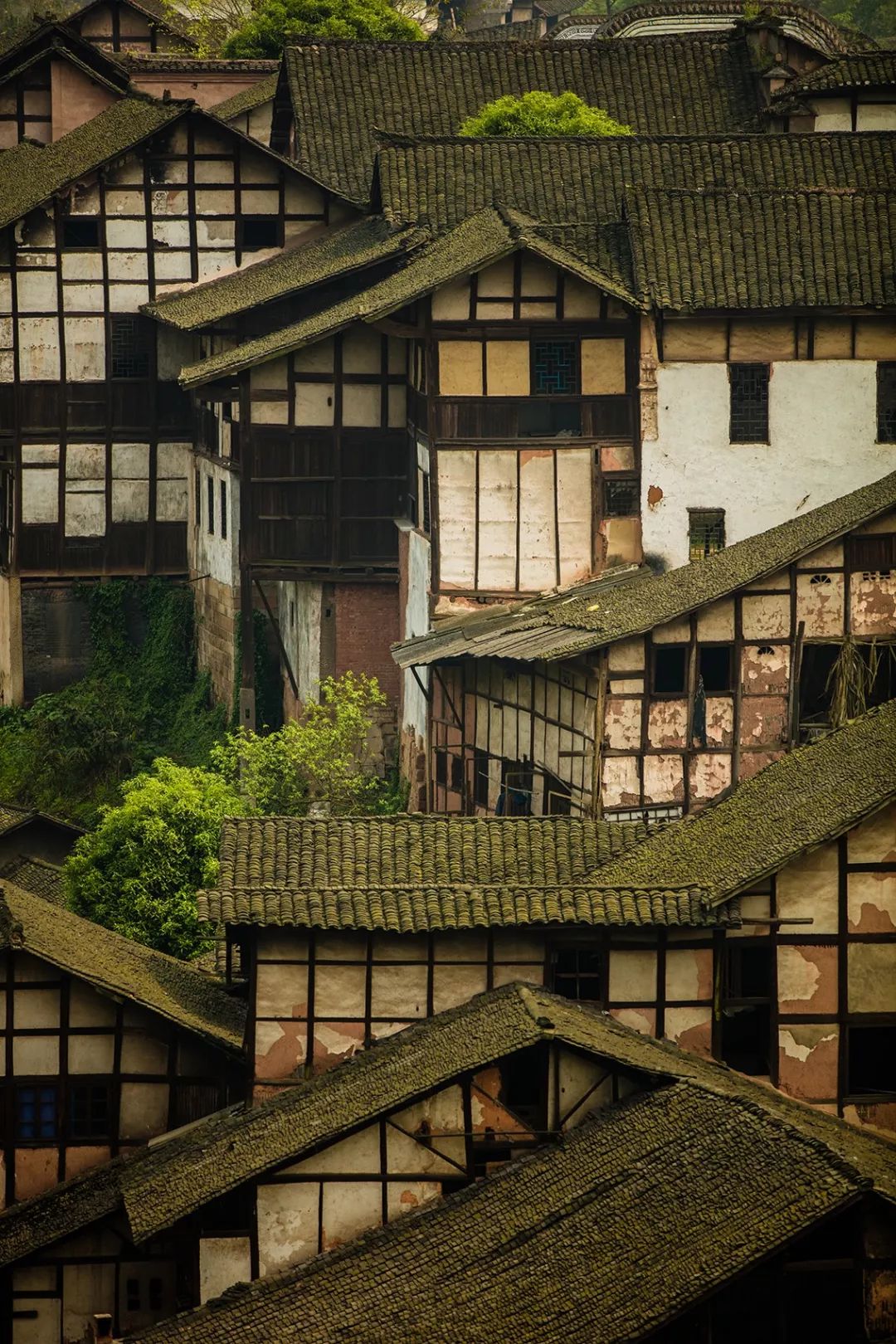 四川吊脚楼民居光有避雨的房子哪儿行,人总要出门,那就需要雨具帮忙