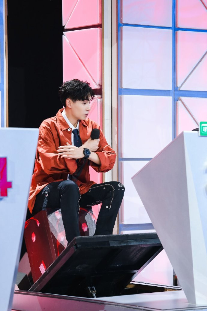 胡一天上综艺现大男孩装扮,全身行当仅3千,留中分卷发帅成焦点