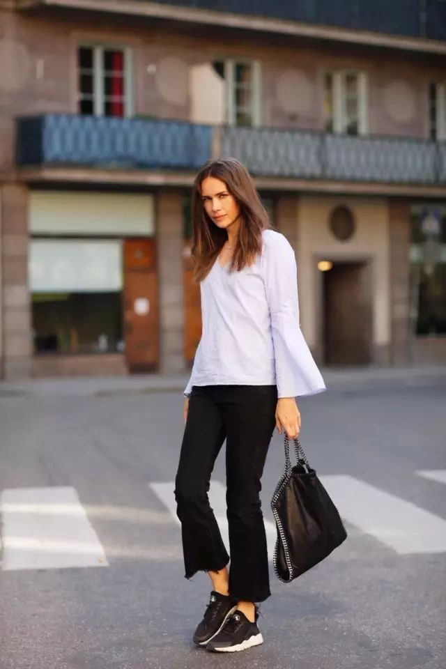 宋佳这套小白鞋九分喇叭裤