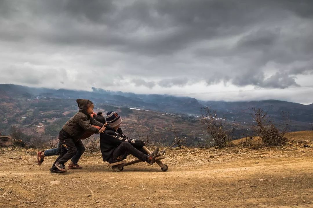 这也是我们小时候玩的,叫弹子盘车,我们那时做的还有个手刹,这个没有