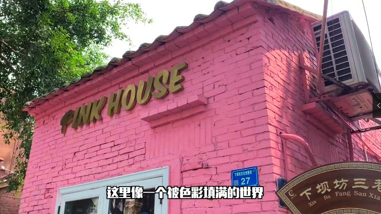 与雨滴打闹栅栏上歇息着淡蓝色绿色也来凑热闹桃红色爬上了墙调色盘