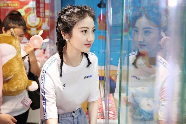 景甜参加粉丝聚会,穿白色t恤扎麻花辫,整个人都自带美颜效果