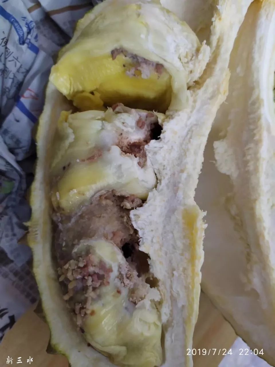 佛山有街坊买到生虫榴莲睇到隔夜饭都呕埋出来