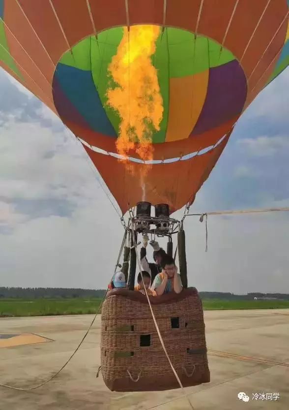 近距离观摩热气球升空的准备工作,巨大的球体是如何膨胀起来的?