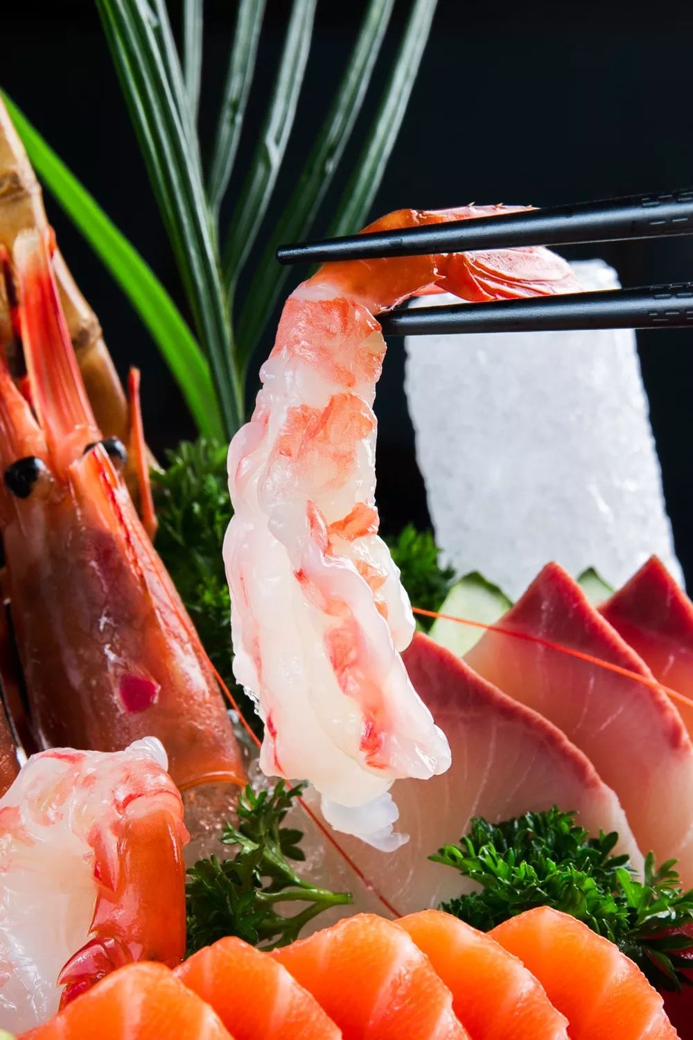海鲜刺身拼盘中的牡丹虾虾肉是爽脆的,一口下去是弹牙的,最好不蘸酱油