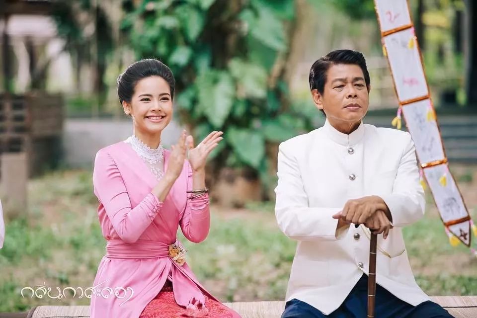 最新泰剧戛萨珑花香里的近现代清迈庸那迦人服装