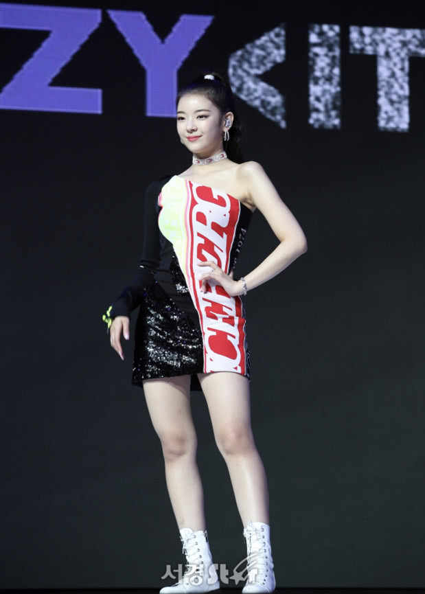 崔智秀身穿撞色连体短裙扎着高马尾,展示优美舞姿,十分迷人