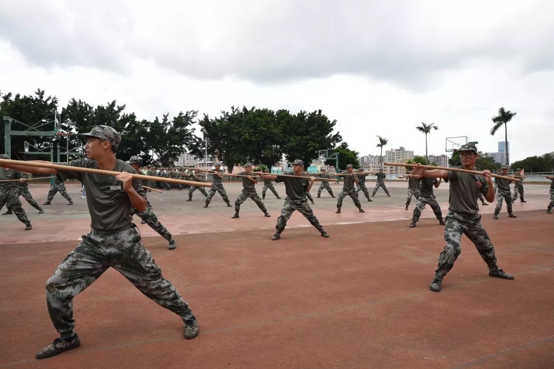 下压应急棍术诠释着亮剑精神迅捷有力的突刺和响彻九霄的杀声手握长枪