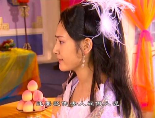 《玉帝传奇》中王紫菲扮演凌波仙子,她不仅头上别着一片片的白色羽毛