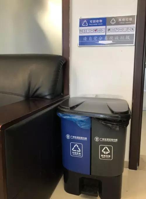机关办公室按要求配置分类垃圾容器之后检查组来到市人民检察院.