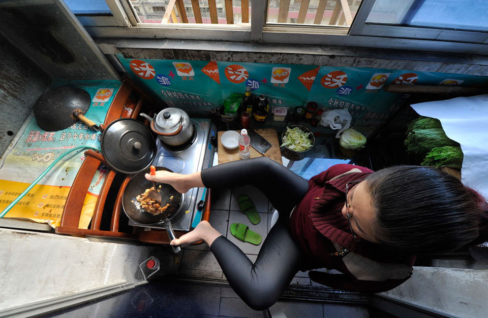 小伙娶回无臂姑娘,八年间妻子用脚做饭,被网民称作最美丽的脚