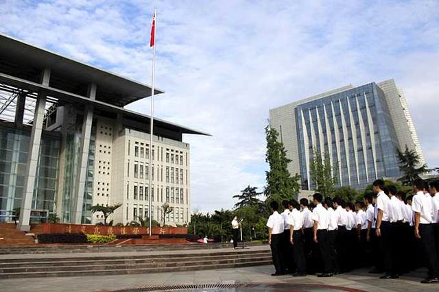 我国"面积最大"的大学,是故宫的2倍,学校自带飞机场_广汉