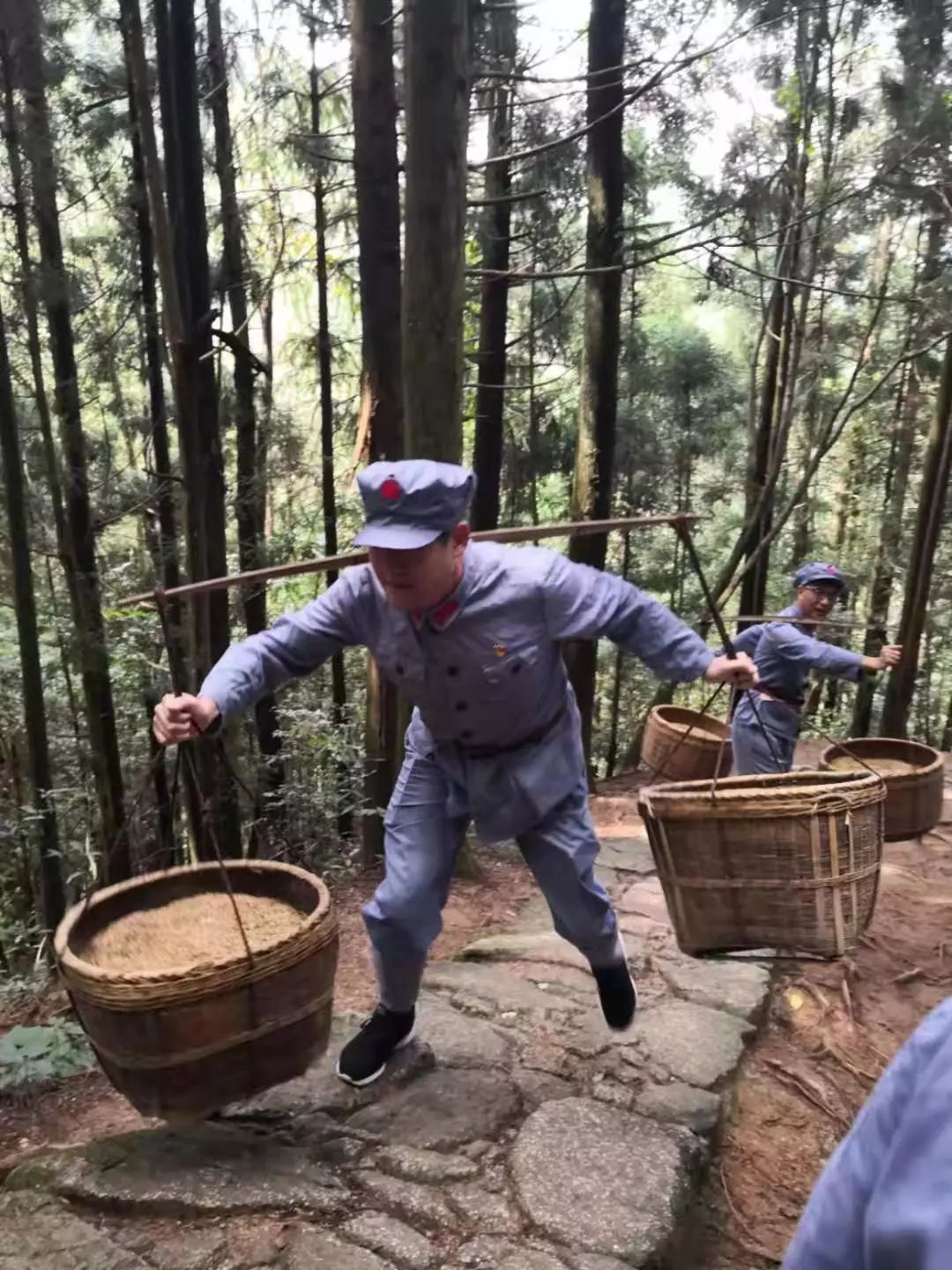 红米饭那个南瓜汤哟咳罗咳,挖野菜那个也当粮罗