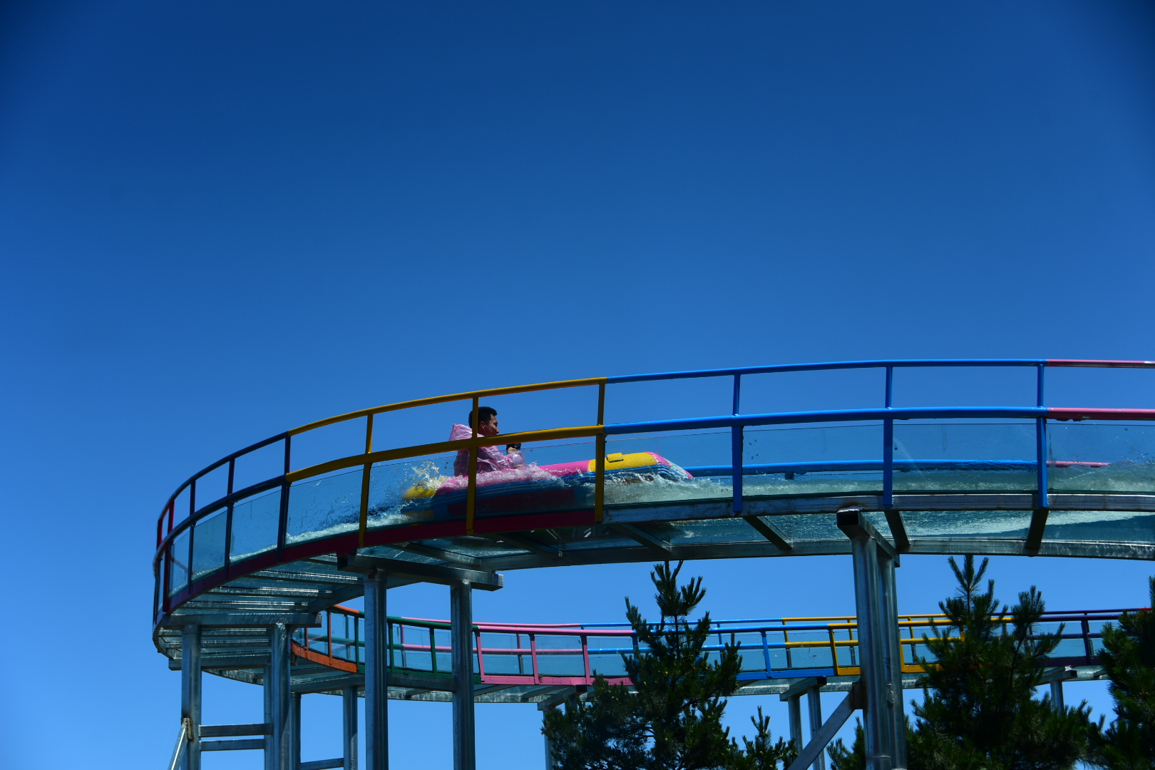 在漂流过程中,琵岩山的美景尽收眼底,让你有"滑道