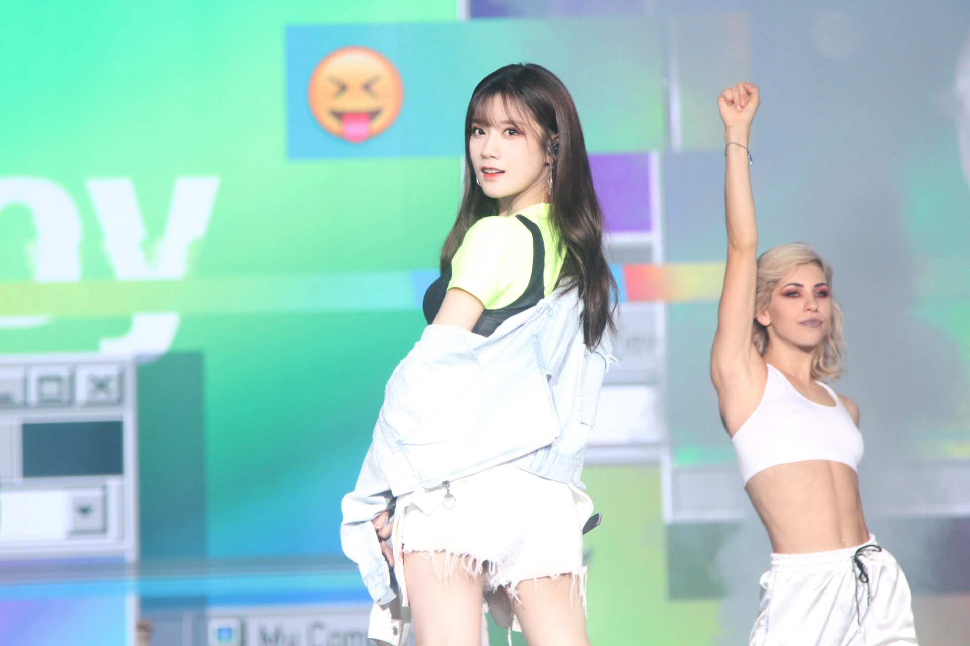 陈意涵estelle带病出席青春芒果夜后台吸氧完成演出