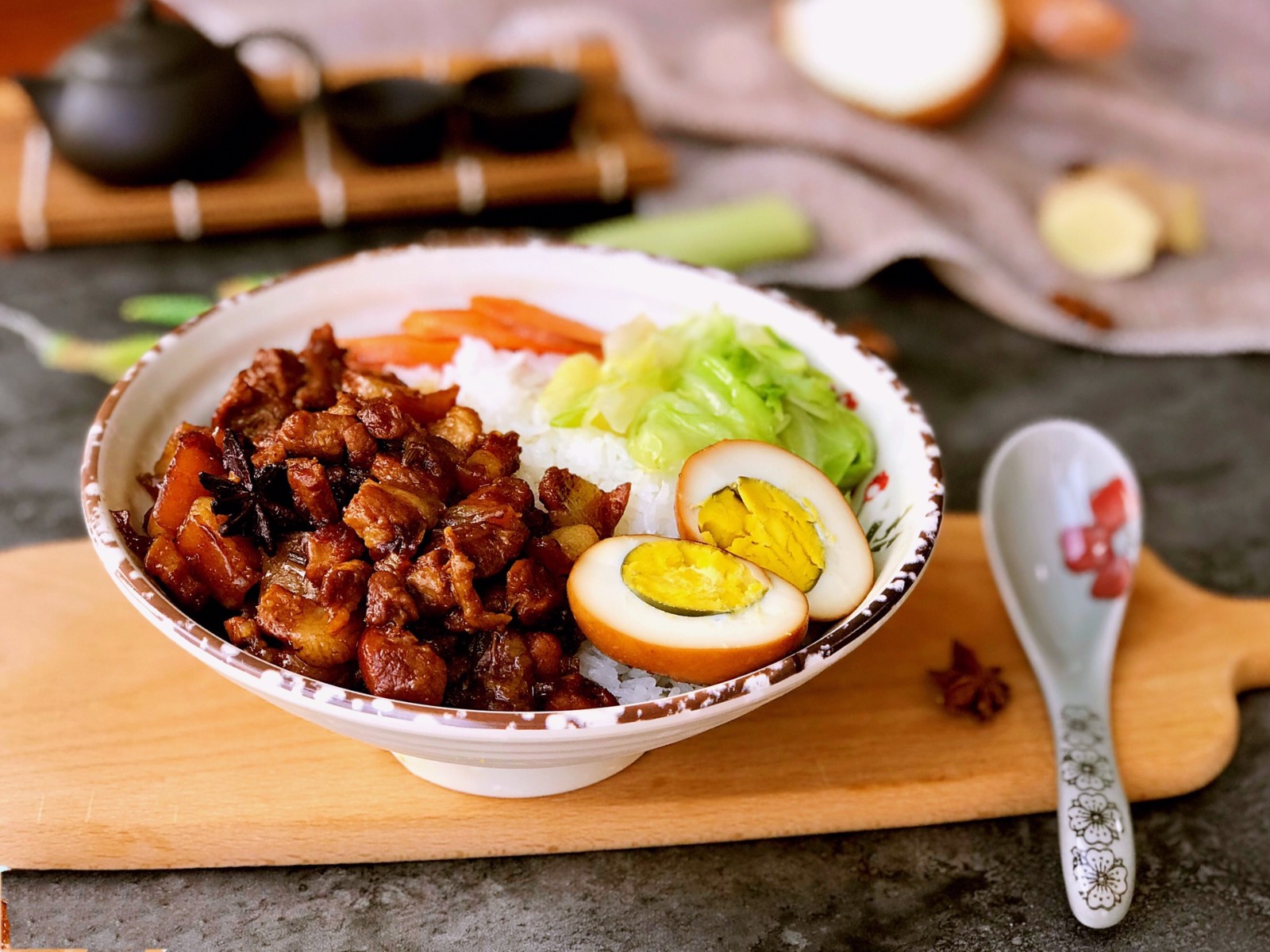 香气四溢的卤肉饭开启新的一周