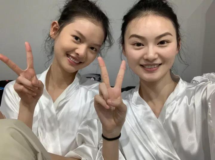 赵佳丽——00后酷女孩耐看的复古包款国模赵佳丽最让人印象深刻的是她