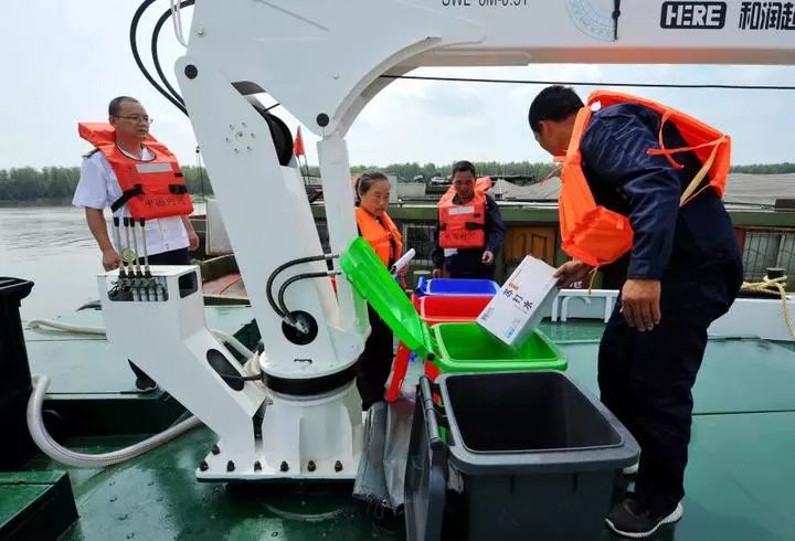 生活污水33立方米,并配有4个分类垃圾桶,具备船舶油污水回收,生活污