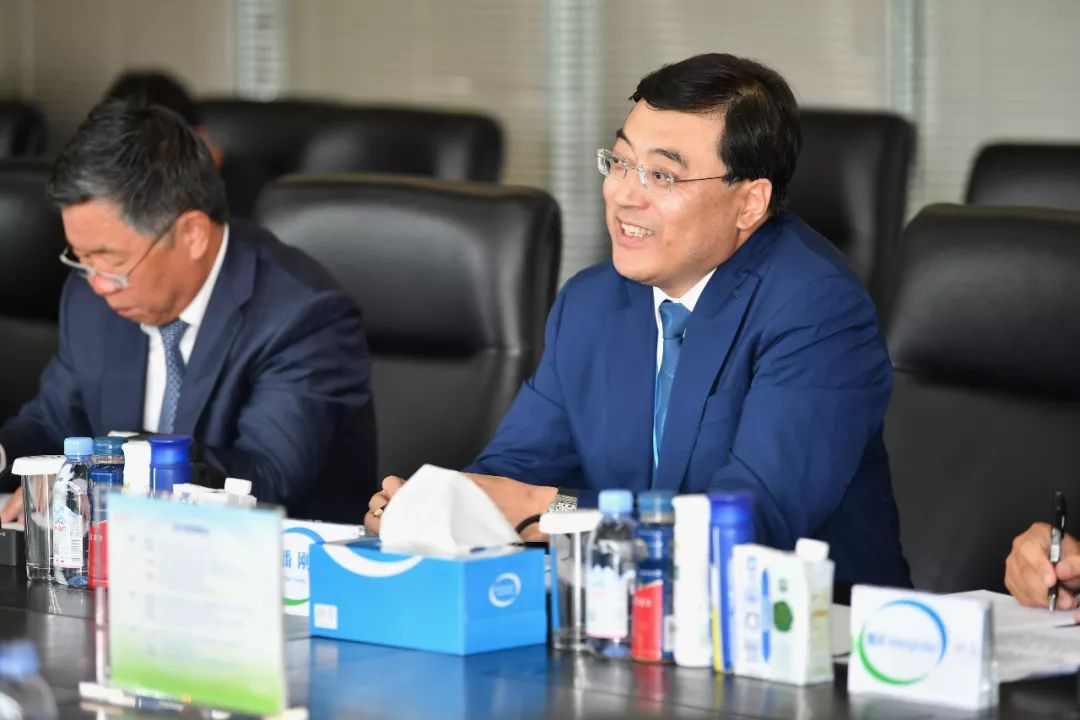 伊利集团董事长潘刚在座谈会上讲话呼和浩特市副市长毕国臣表示,当前