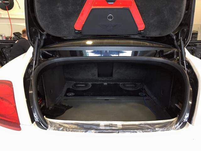 按下b后在宾利欧陆后备箱发现价超4万的设备