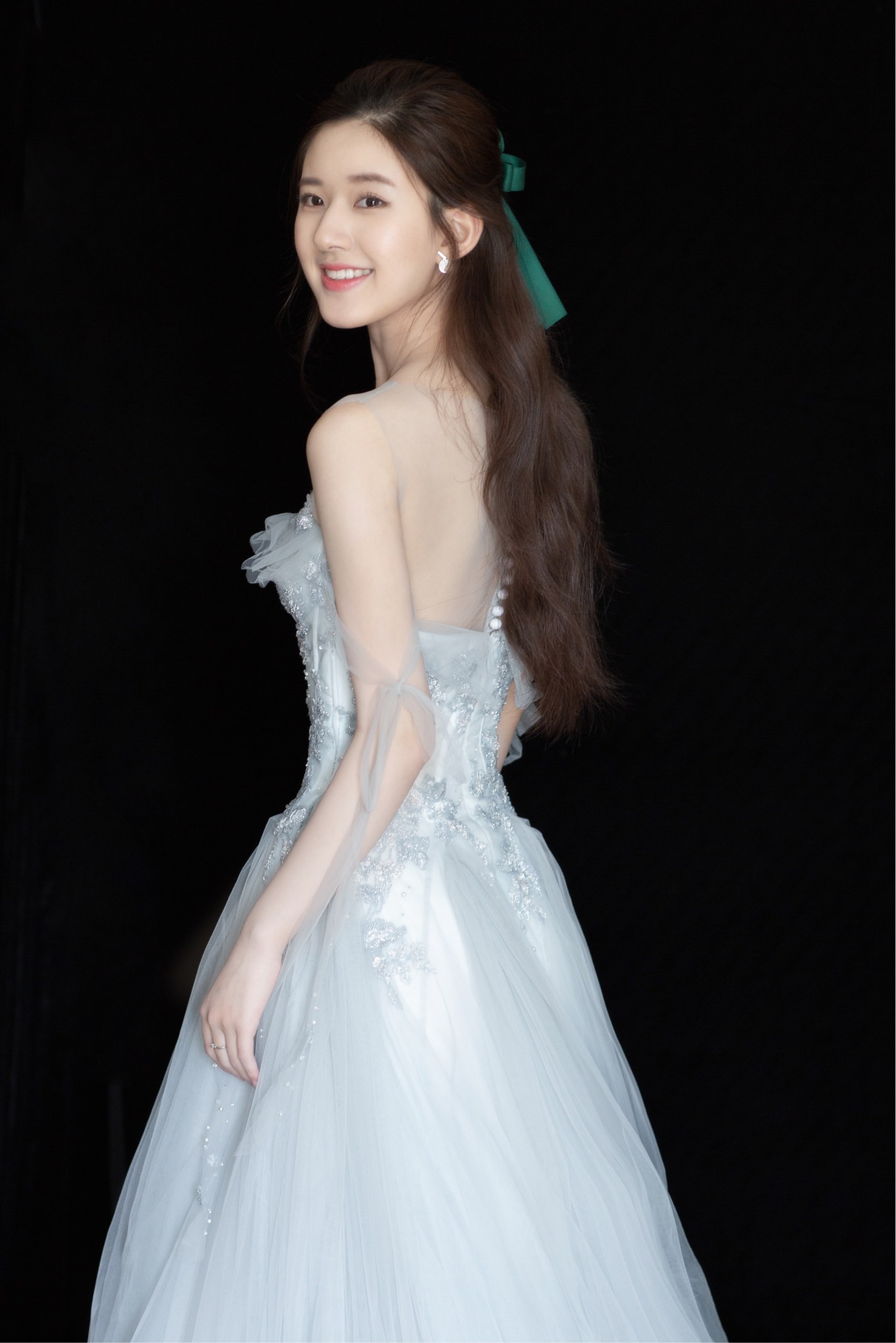 赵露思仙女风造型曝光 蝴蝶结海藻长发梦幻十足