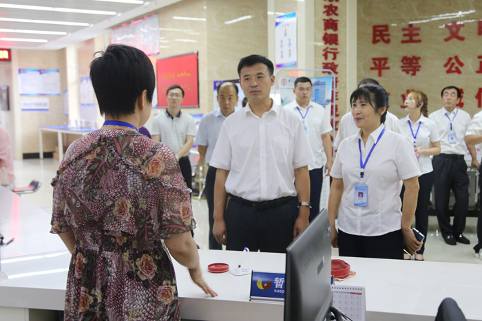 县委书记刘欣调研全县营商环境建设工作