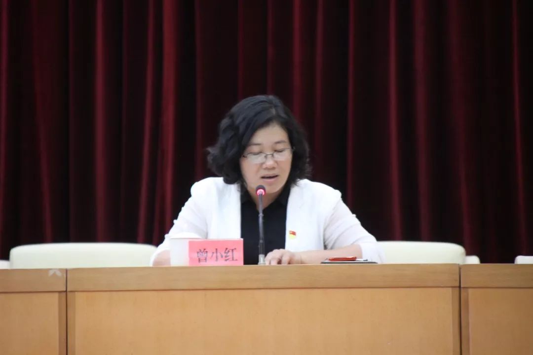 副县长曾小红宣读了《"八一"慰问信》.