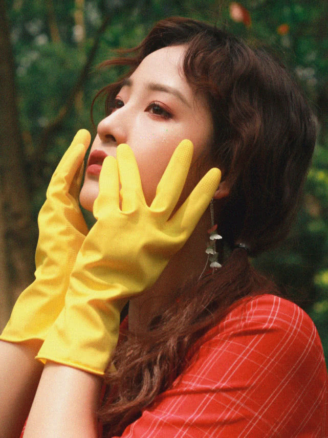 小姐姐这橡胶手套显得很突兀