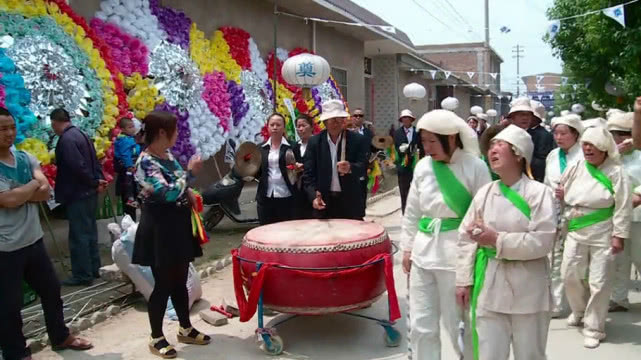 山西葬礼上浩大的祭灵场面200多孝子孝女披红挂绿的图片目不暇