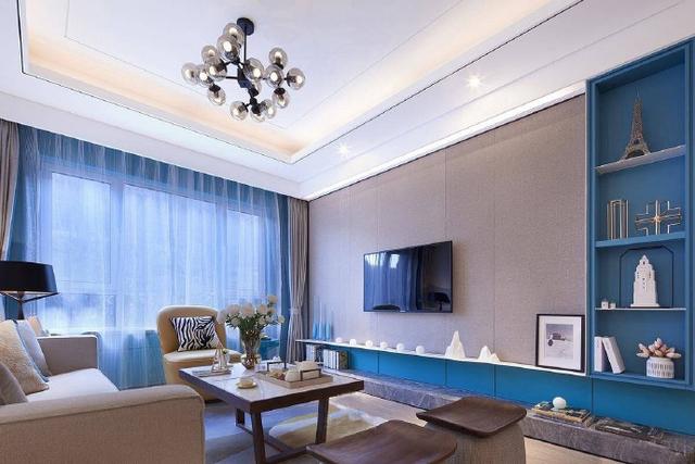 客厅,以灰白色为主色调,沙发背景墙采用印象派挂画作装饰,沙发抱枕的