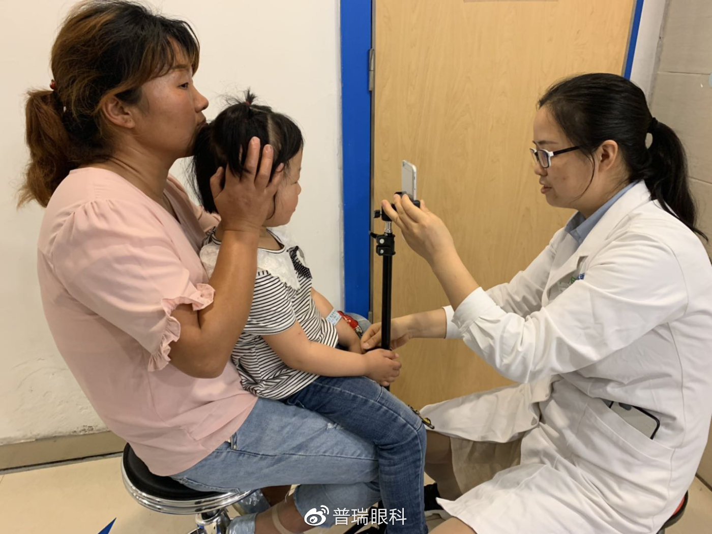 诗诗母女在做检查仁爱之心托起斜弱视患儿的光明未来像诗诗这样的