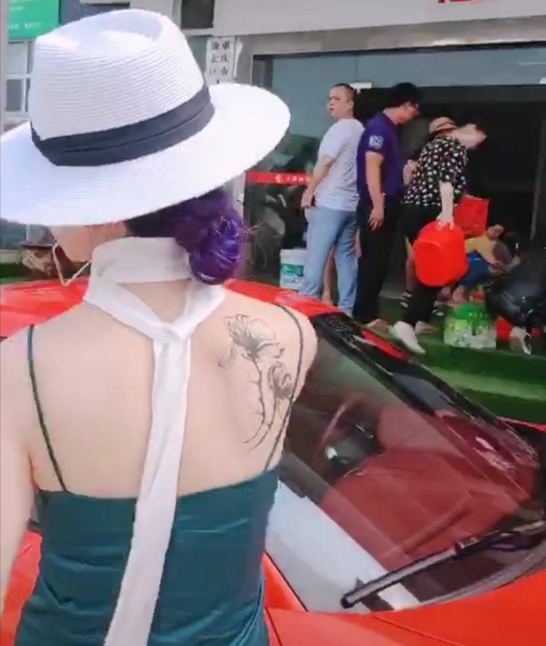 原创保时捷女司机斑马线掉头遇阻掌掴对方被反扇耳光鞋跟高得惊人