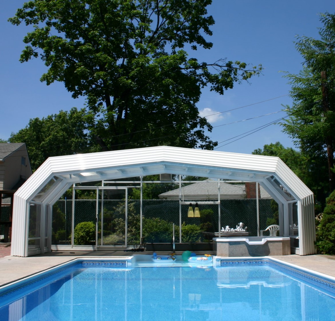 户外泳池容易脏怎么办还看sunrim泳池移动阳光房