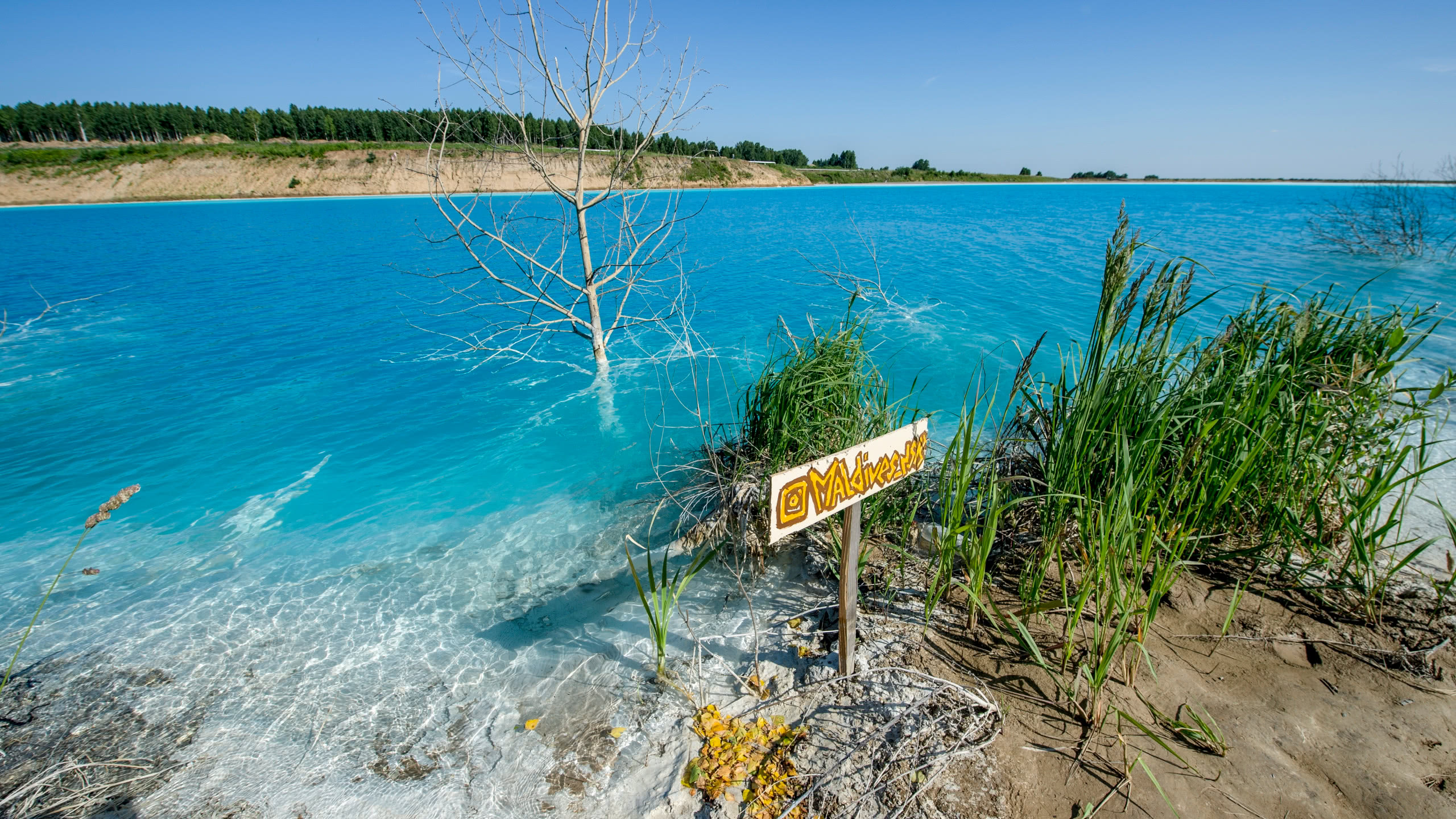 俄罗斯"马尔代夫蓝"湖泊成网红景点 官方:实为化学垃圾堆_ins