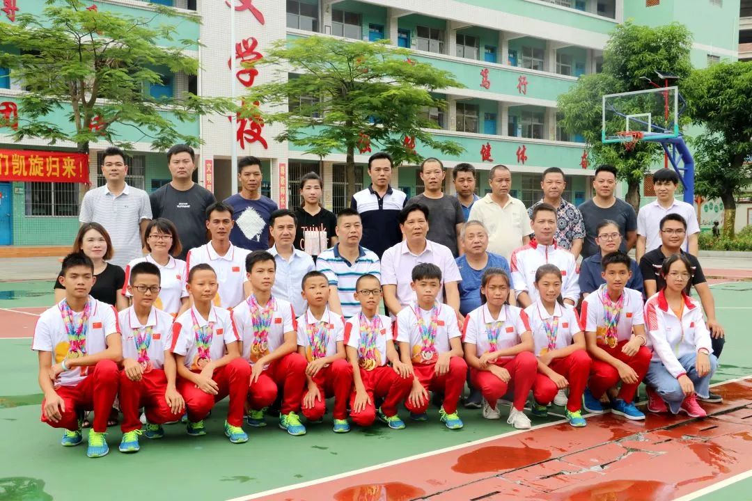 闪耀赛场为国争光这支强劲的队伍来自我镇华文学校横栏的骄傲!
