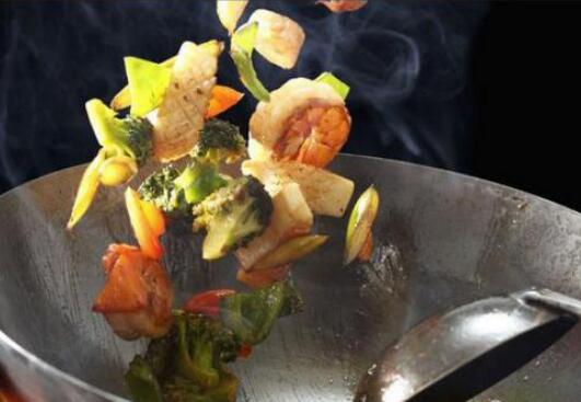 为什么厨师在炒菜时喜欢颠锅是为了让菜更好吃还是为了耍帅