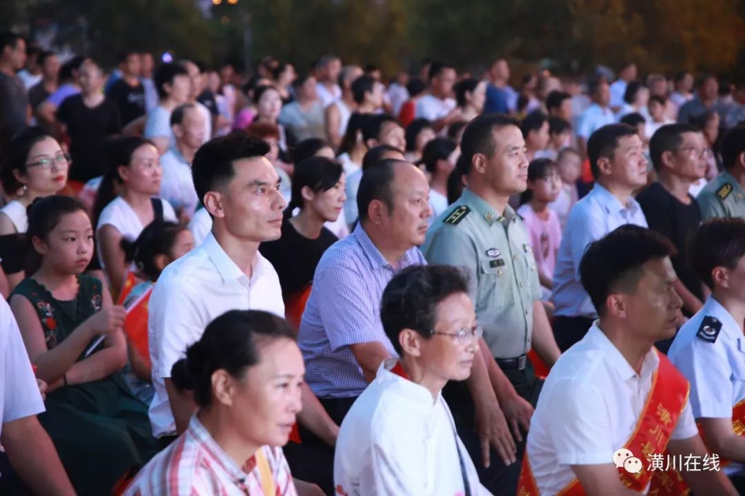 数千人集聚潢川县会展中心,关于军人的表彰盛会