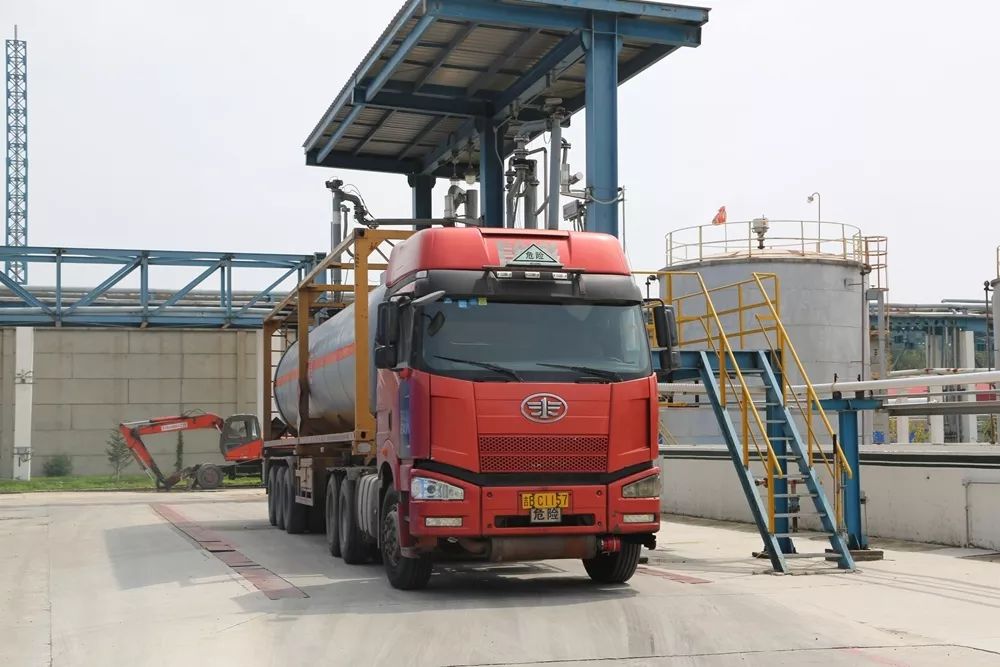 丙烯腈罐车正在现场装车.