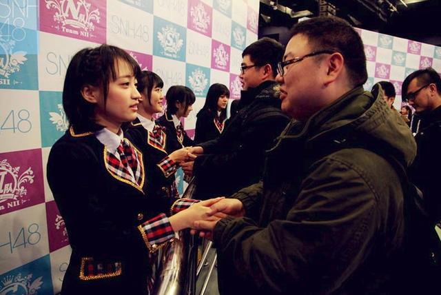 (黄婷婷和男粉丝握手)(snh48成员与粉丝合影)原本snh48成员与粉丝的