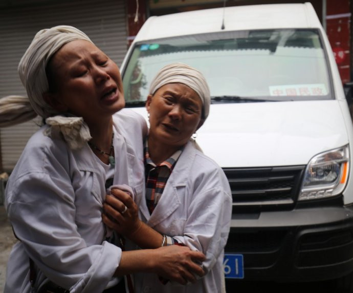 县境内一些地区,近年受汉葬影响,死者家属,亲戚披麻带孝,墓地于安葬前