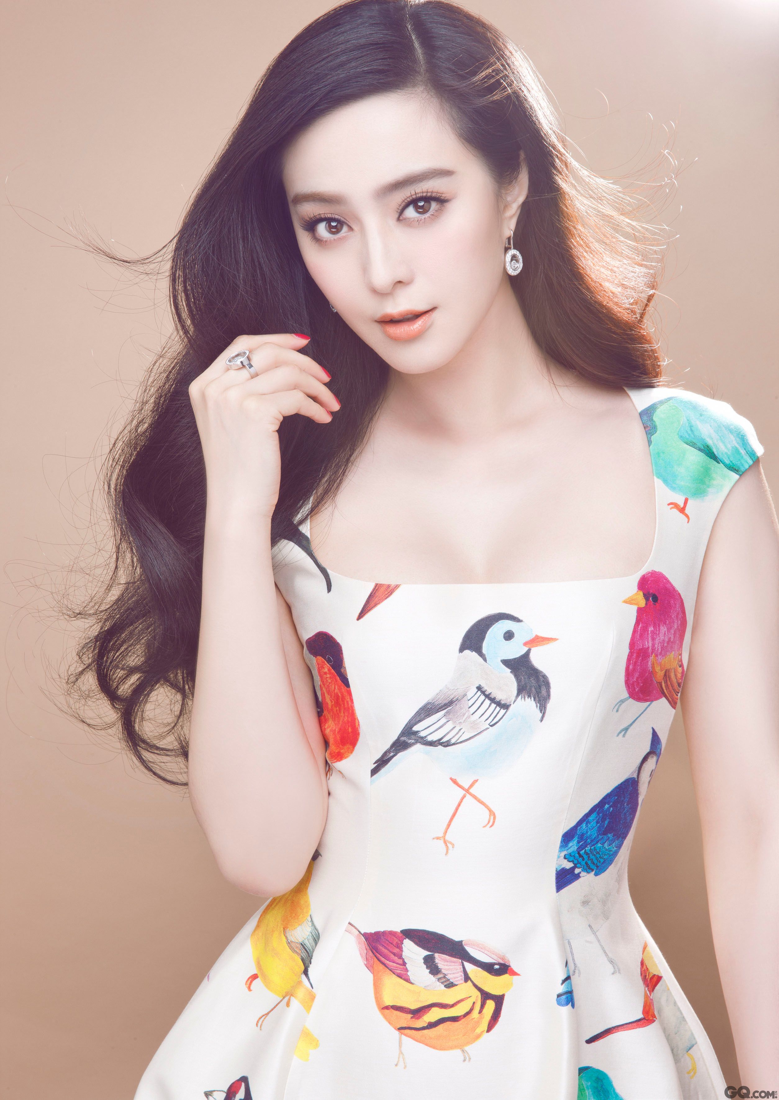 夏季女生头发易干枯分叉避免这三个坏习惯养出乌黑浓密的秀发