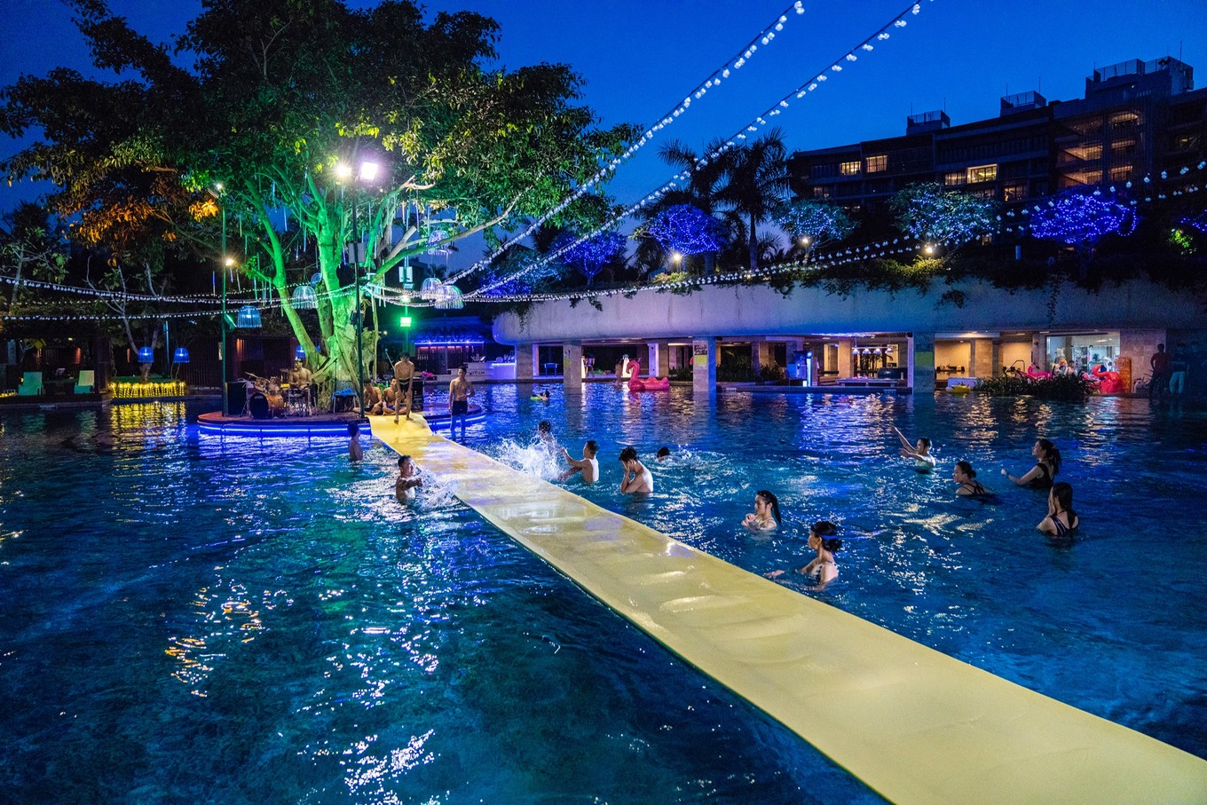 三亚酒店新玩法,夏日狂欢泳池派对,激情泡泡欢乐盛宴
