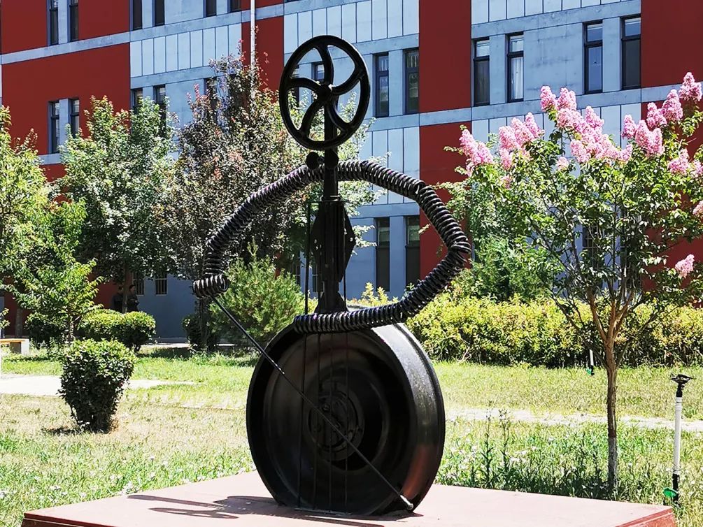 最近,这家中车的公司在厂区里面搞事情了!_雕塑